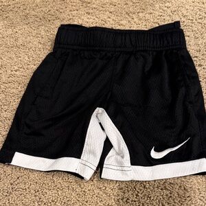 Nike Kids dri fit Shorts in Black and White XS 3-4 years
